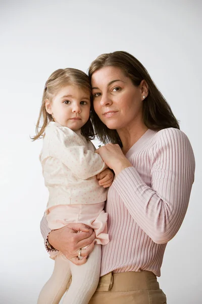 Madre sosteniendo hija — Foto de Stock