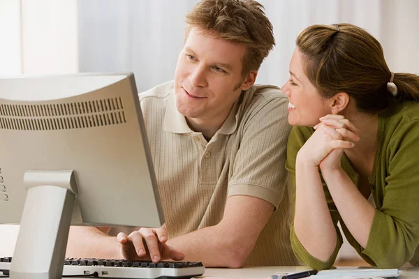Couple utilisant un ordinateur Images De Stock Libres De Droits