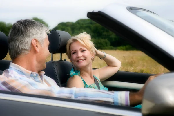 Middelbare Leeftijd Paar Converteerbare Auto Stockfoto