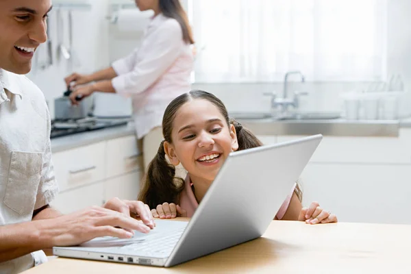 Padre e hija usando laptop — Foto de Stock