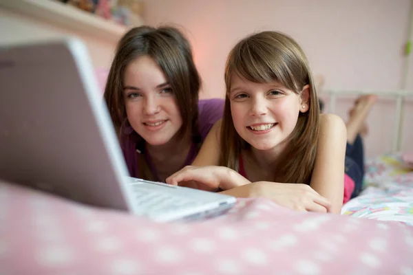 Las niñas usando ordenador portátil — Foto de Stock