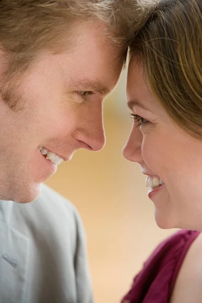 Pareja sonriente mirándose — Foto de Stock