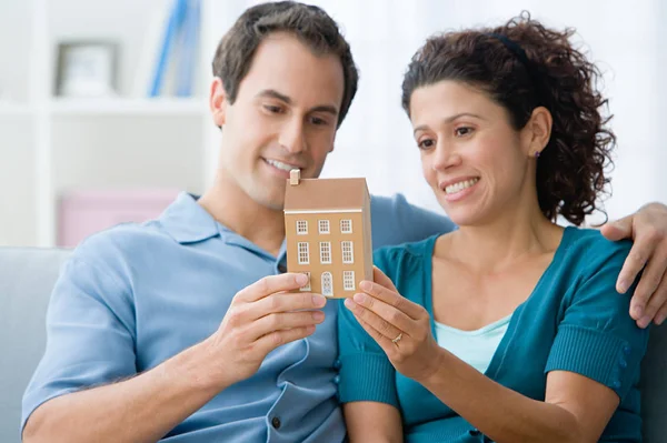 Pareja holding modelo de casa — Foto de Stock