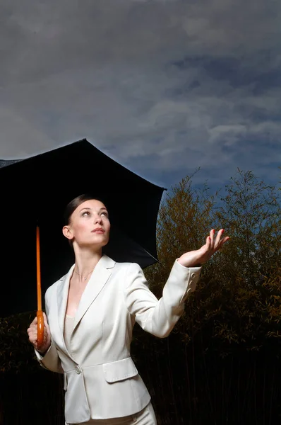 Kvinna under ett paraply — Stockfoto