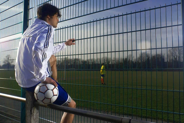 Mann beim Fußballgucken — Stockfoto