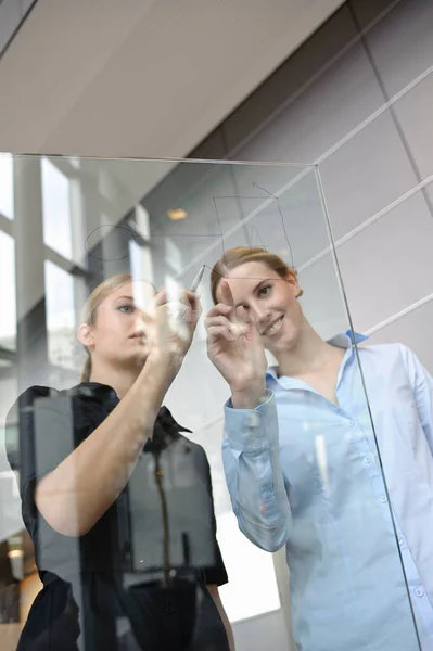 Unga Affärskvinnor Skriver Glas — Stockfoto