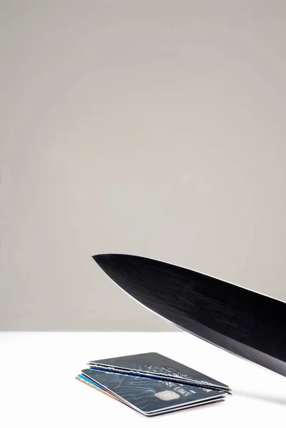 Messer schneidet durch Kreditkarten — Stockfoto