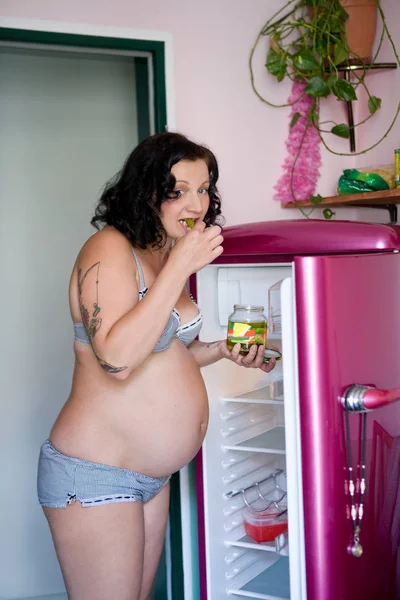 Turşu yiyen hamile kadın — Stok fotoğraf