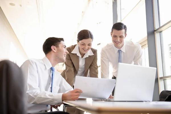 Presentación con equipo empresarial joven — Foto de Stock