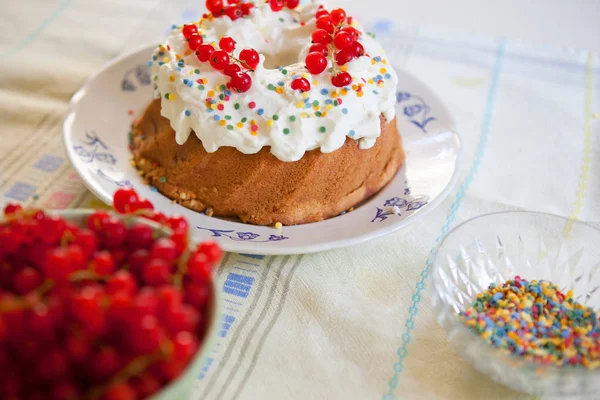 Торт, брызги и ягоды на столе — стоковое фото