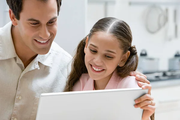 Padre e hija usando laptop — Foto de Stock