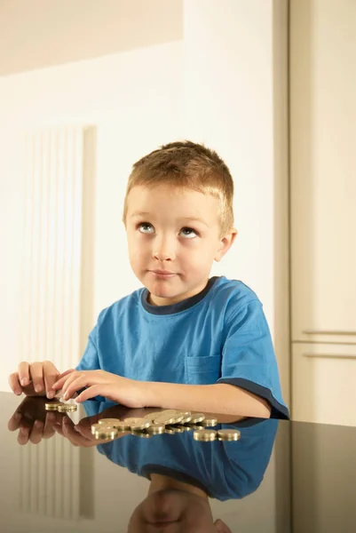 Pojke räknar pengar — Stockfoto