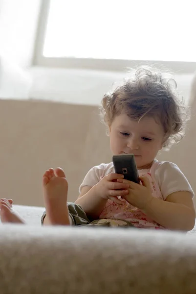 Chica usando el teléfono móvil — Foto de Stock