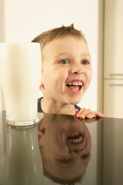 Chico sonriendo mirando a un lado — Foto de Stock