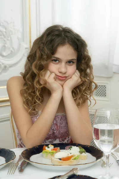Dívka, opíraje se o jídelní stůl — Stock fotografie