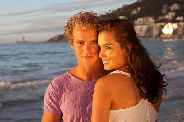 Casal sorridente na praia — Fotografia de Stock