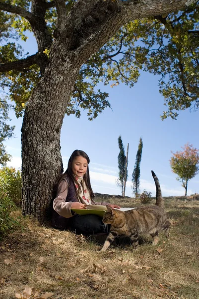 Jeune Fille Appuyée Contre Arbre — Photo