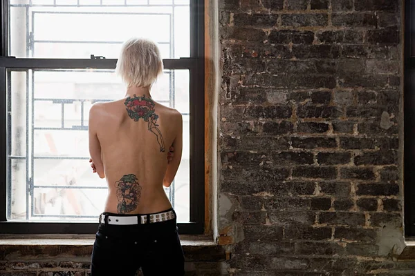 Vista Trasera Una Mujer Con Tatuajes —  Fotos de Stock