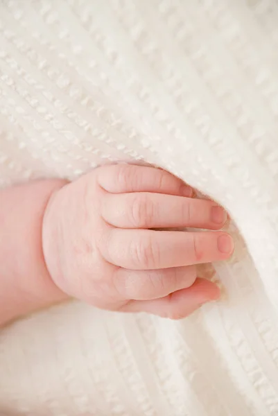 Dziecko lewą ręką na białym — Zdjęcie stockowe
