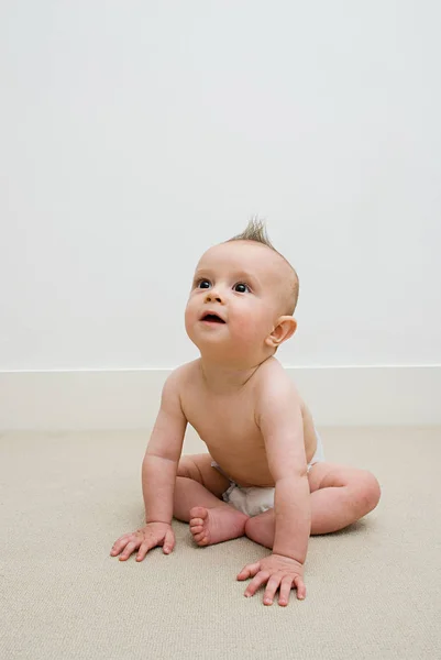 Sentado bebê olhando para cima — Fotografia de Stock