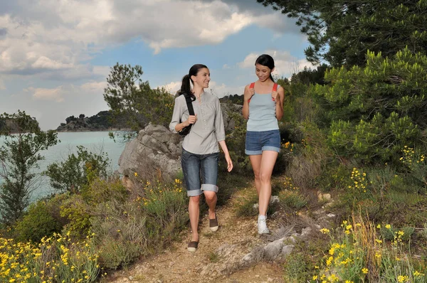 ผู้หญิงสองคนเดินผ่านธรรมชาติ — ภาพถ่ายสต็อก