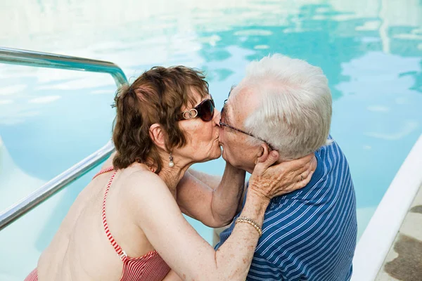 Paar küsst sich am Pool — Stockfoto