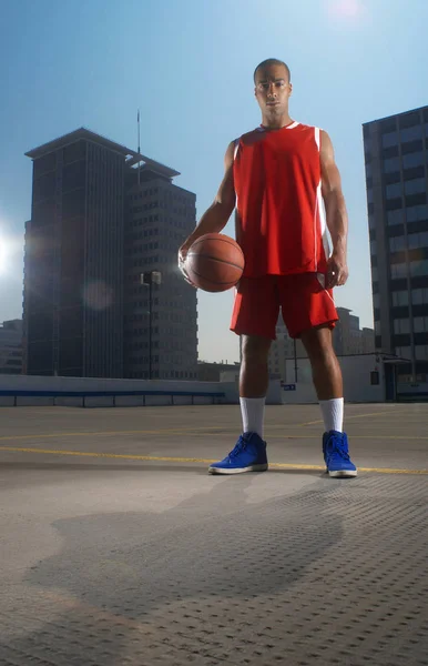 Jogador Basquete Com Bola Terraço — Fotografia de Stock