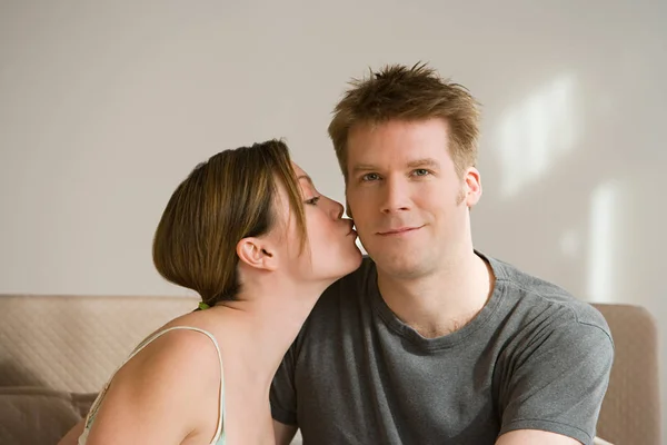 Mujer besándose hombre sonriente — Foto de Stock