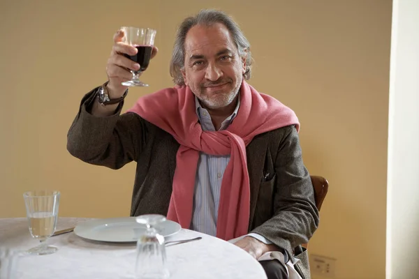 Uomo adulto anziano che sorregge il vino — Foto Stock