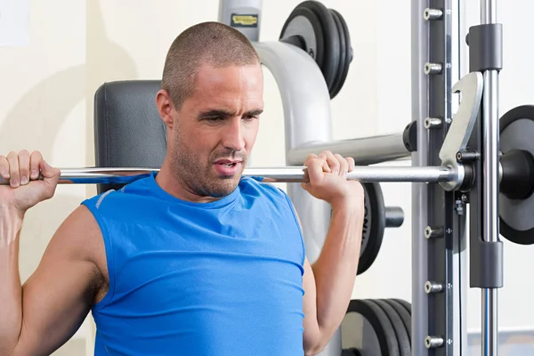 Hombre entrenamiento con pesas — Foto de Stock