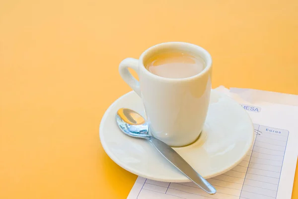 Kaffeetasse und Rechnung — Stockfoto
