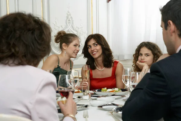 夕食の席で話している女性 — ストック写真
