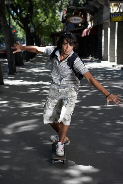 通りでスケート ボードの男 — ストック写真