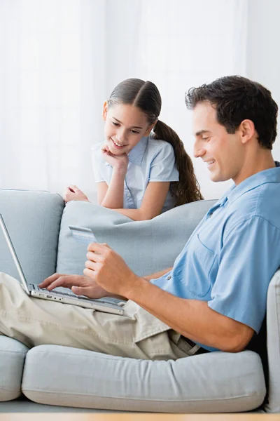 Padre e hija usando laptop — Foto de Stock