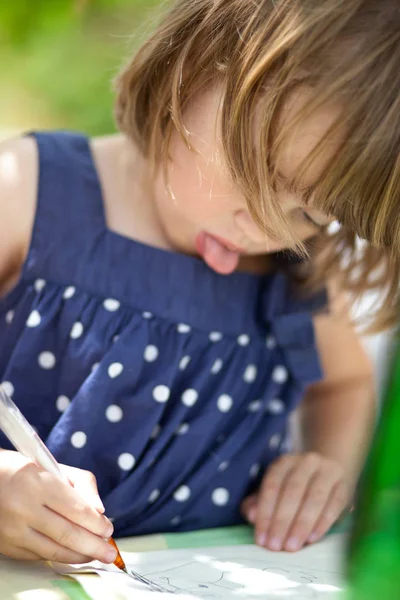 Kid Rysunek Podczas Siedzenia Zewnątrz — Zdjęcie stockowe