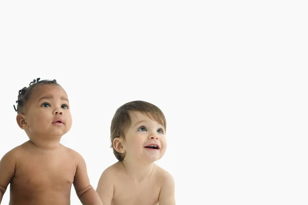 Two babies looking up — Stock Photo, Image