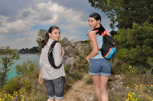 Två kvinnor promenader genom naturen — Stockfoto