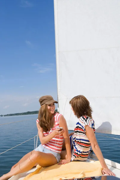 Chicas sentadas en un barco de vela — Foto de Stock