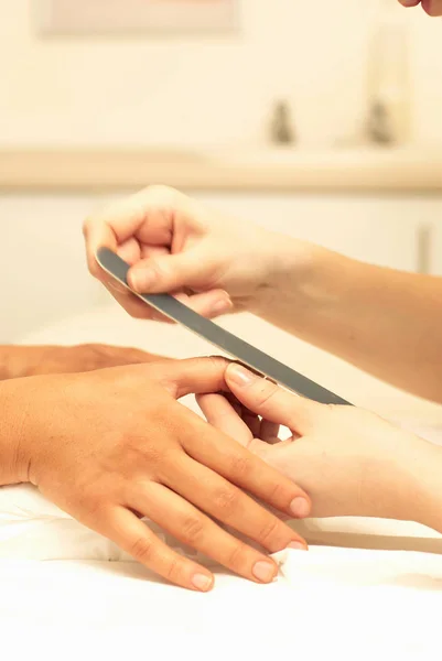 Procedimento de manicura em salão de beleza — Fotografia de Stock