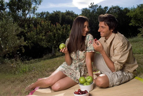 Pareja comiendo frutas frescas — Foto de Stock