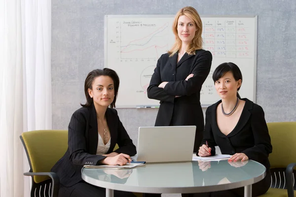 Três mulheres na sala de conferências — Fotografia de Stock