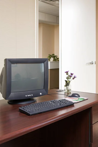 Computadora en escritorio de oficina — Foto de Stock