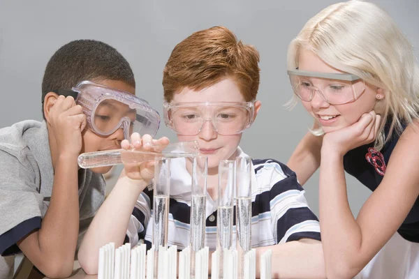 Barn gör ett experiment — Stockfoto