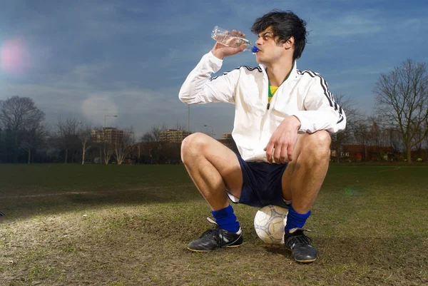Futbolista agua potable — Foto de Stock