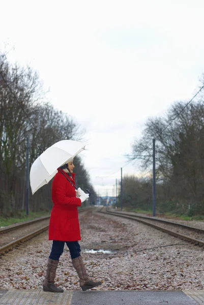 傘と赤いジャケットの女性 — ストック写真