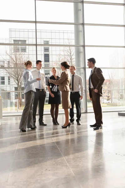 Happy Business Executives Met Champagne — Stockfoto