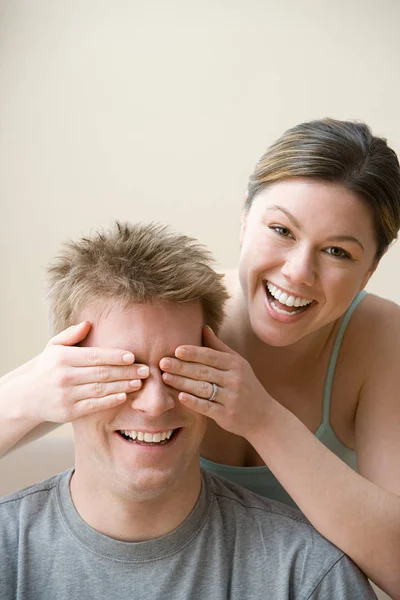 Жінка покриває очі чоловіка — стокове фото