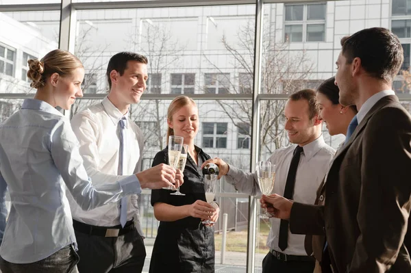Happy Business Executives Met Champagne — Stockfoto
