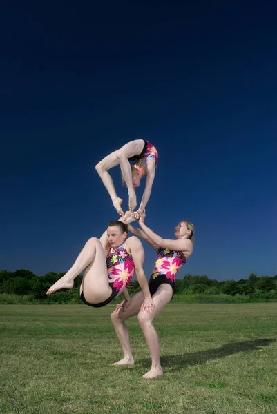Akrobatische Truppe führt Spielzüge vor — Stockfoto