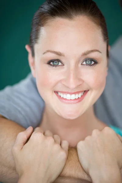 Woman smiling at camera — Stock Photo, Image